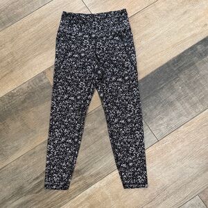 Old Navy Women’s Sz L Black, Gray and White Patterned Leggings